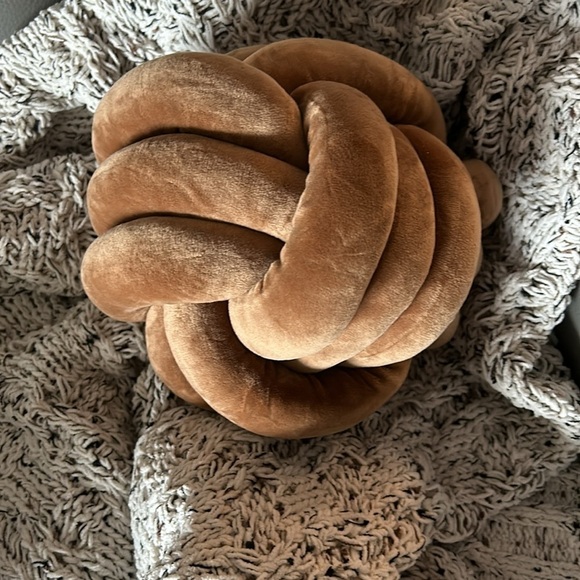 Knot Accent Cushion - Picture 6 of 6